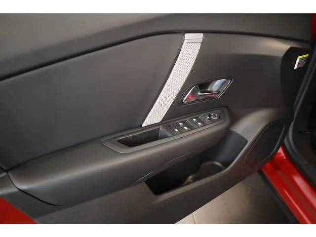 Citroën C4 PT 130 Shine Automaat-8 2023 Benzine 20