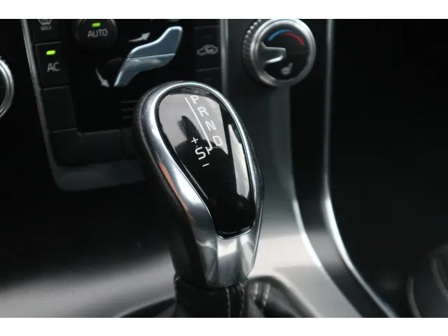 Volvo V60 1.5 T3 R-Design 2016 Benzine 24