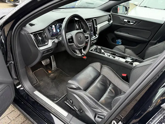 Volvo V60 2.0 B4 R-Design 2021 Benzine 2