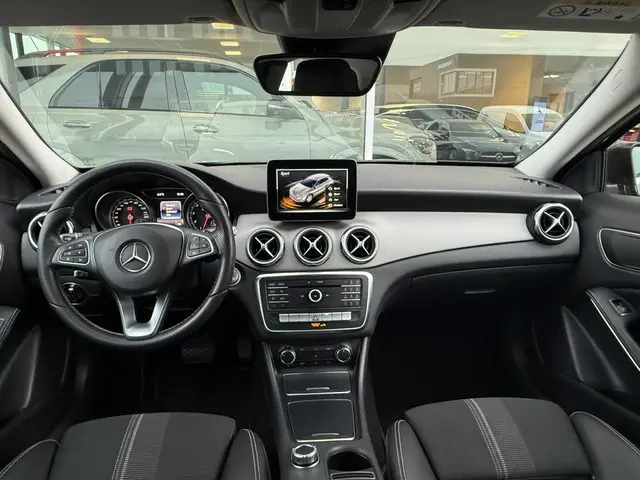 Mercedes-Benz GLA 180 2018 Benzine 9