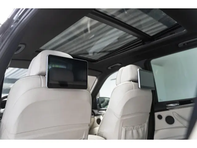 BMW X5 4.4i M 556 PK Akrapovic Full Option 2012 Benzine 52