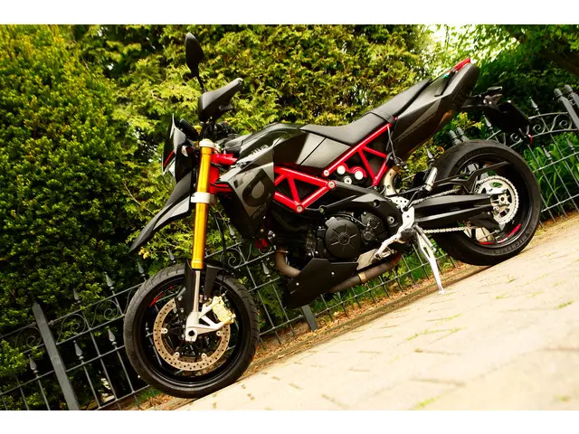 Aprilia Dorsoduro 900 3