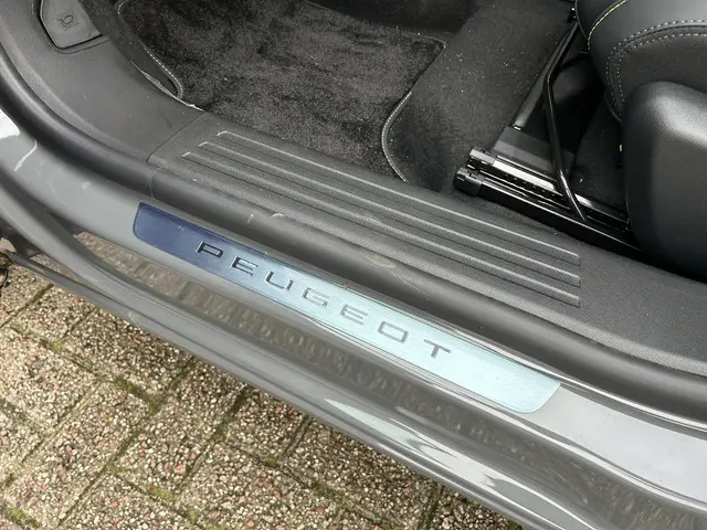 Peugeot 2008 1.2 Hybrid 145 GT 2025 Hybride Benzine 30