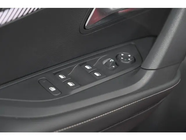 Peugeot 2008 1.2 Hybrid 145 Allure 2025 Hybride Benzine 28