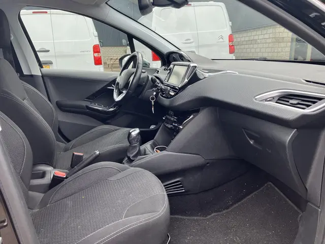 Peugeot 208 1.2 PT ALLURE 2019 Benzine 17