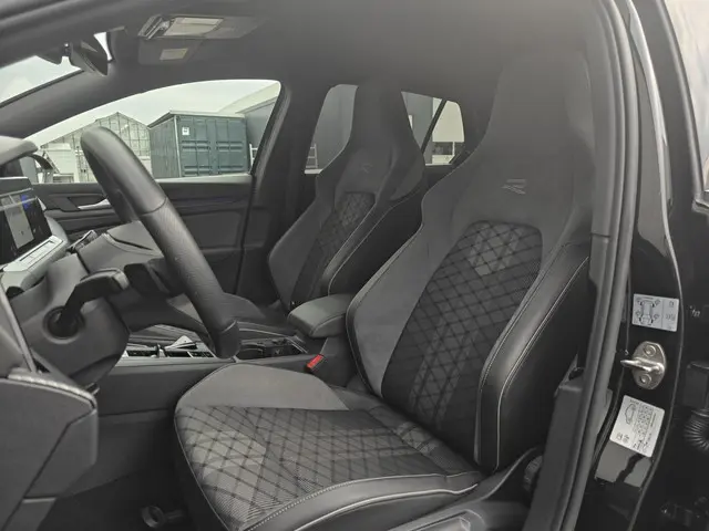 Volkswagen Golf 1.5 eTSI R-Line 2022 Benzine 2