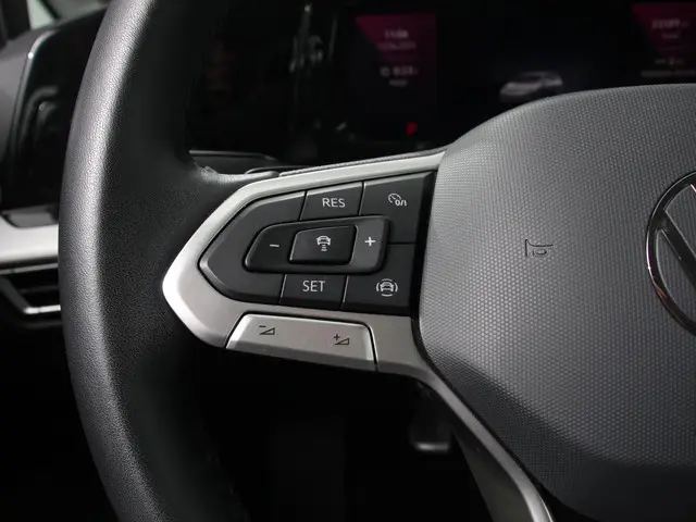 Volkswagen Golf 1.0 eTSI Life Business 2023 Benzine 12