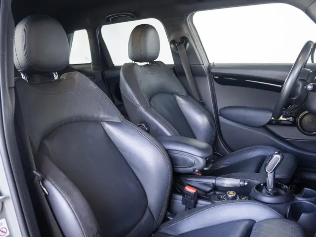 MINI 5-Deurs Cooper Aut. 2020 Benzine 10