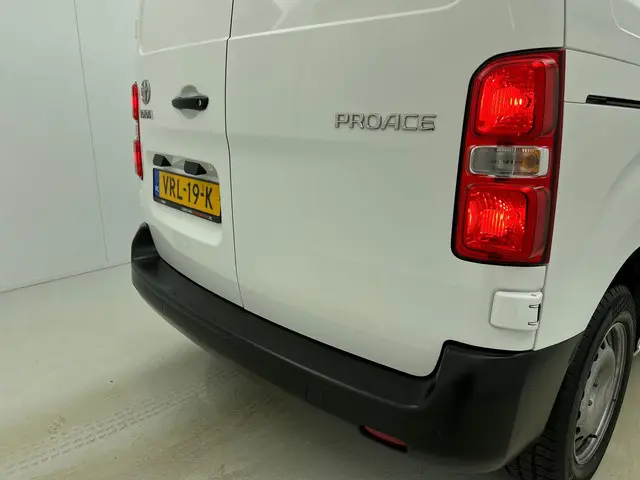 Toyota ProAce Worker 2.0 D-4D Live 2022 Diesel 23