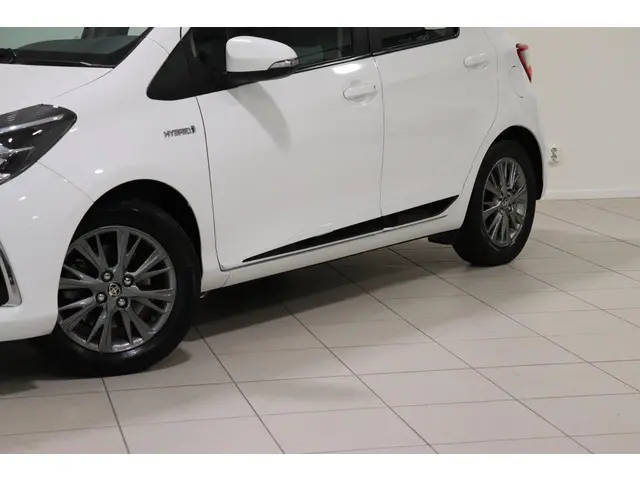Toyota Yaris 1.5 Hybrid Dynamic, 2017 Hybride Benzine 17