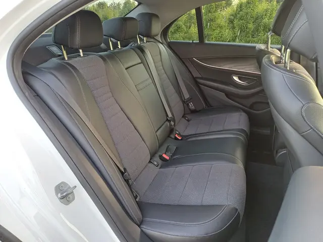 Mercedes-Benz E-Klasse 200 Premium 2017 Benzine 32