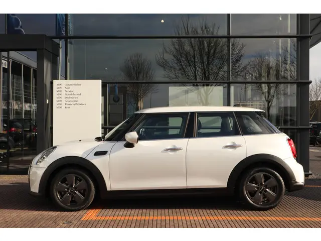MINI 5-Deurs 1.5 Cooper Classic 2024 Benzine 3