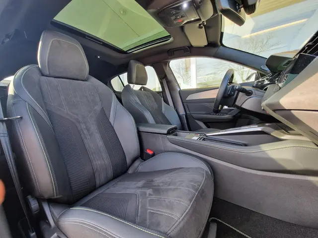 Peugeot 408 1.6 HYbrid GT 180 EAT8 2024 Hybride Benzine 11