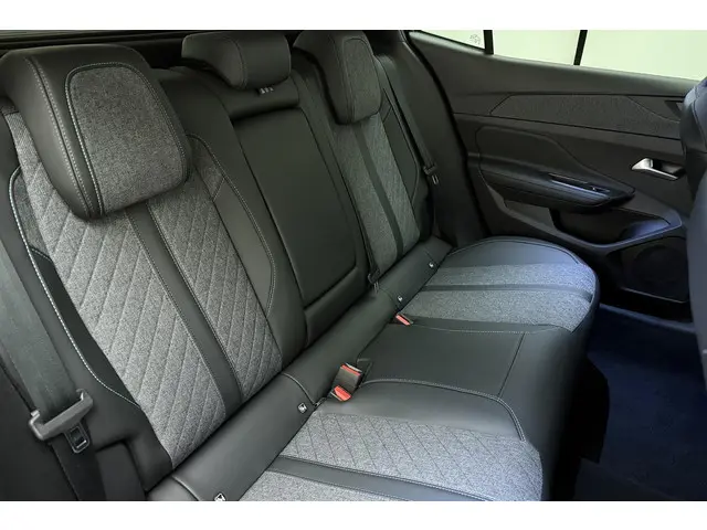 Peugeot 408 1.2 PureTech Allure 130 EAT8 2024 Benzine 16