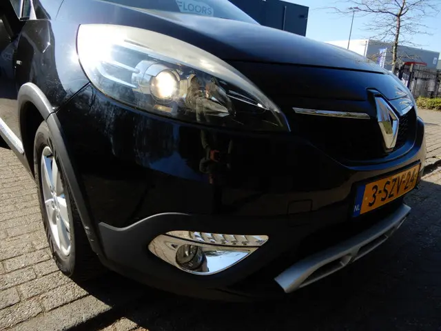 Renault Scénic Xmod 1.2 TCe Bose 2014 Benzine 8