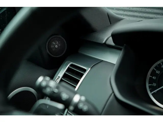 Land Rover Discovery 3.0 D250 R-Dynamic SE 2024 Diesel 49