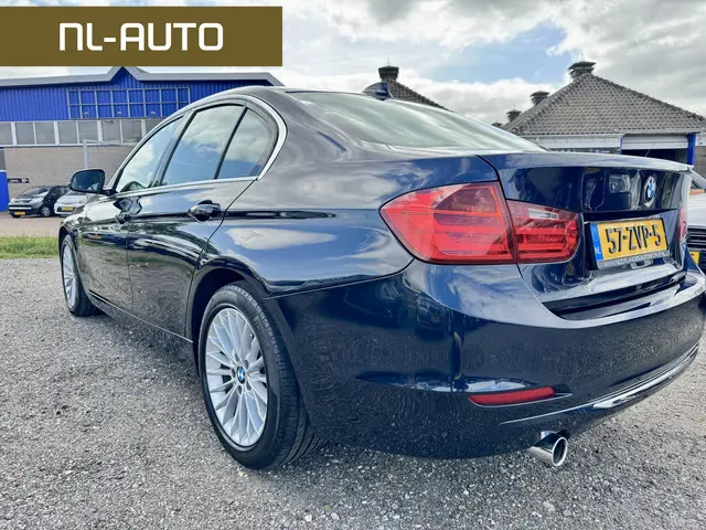 BMW 3 Serie 320i Upgrade Edition 2013 Benzine 6