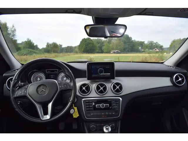 Mercedes-Benz GLA 180 Prestige 2015 Benzine 51