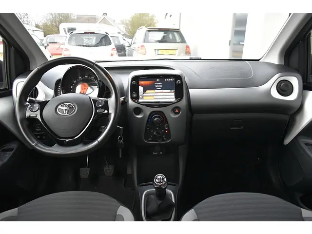 Toyota Aygo 1.0 VVT-i x-play limited 2019 Benzine 13