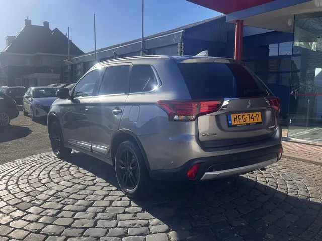 Mitsubishi Outlander 3