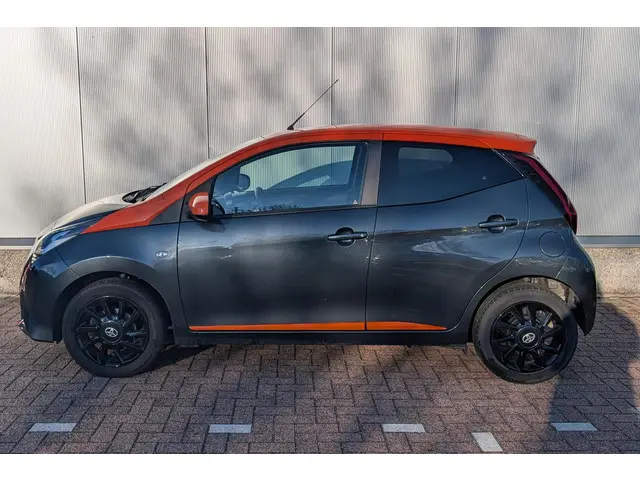 Toyota Aygo 1.0 VVT-i x-JBL 2021 Benzine 2