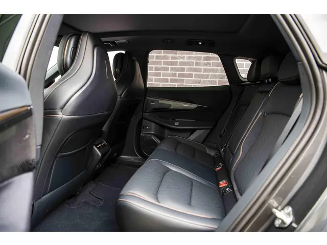 Lynk & Co 08 1.5 More 2026 Hybride Benzine 8