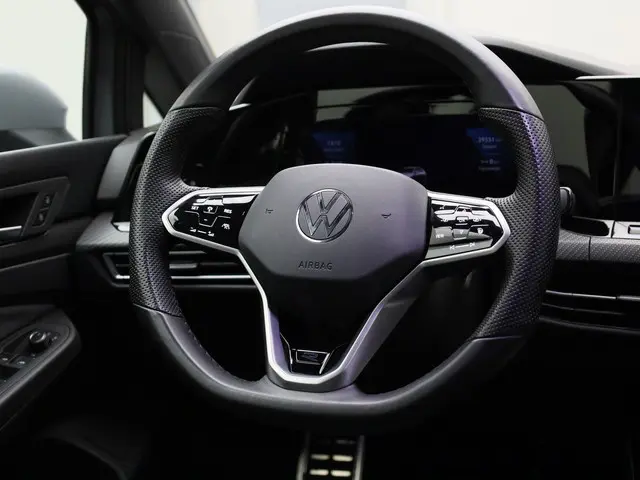 Volkswagen Golf 1.5 eTSI 130pk DSG R-Line 2024 Benzine 13