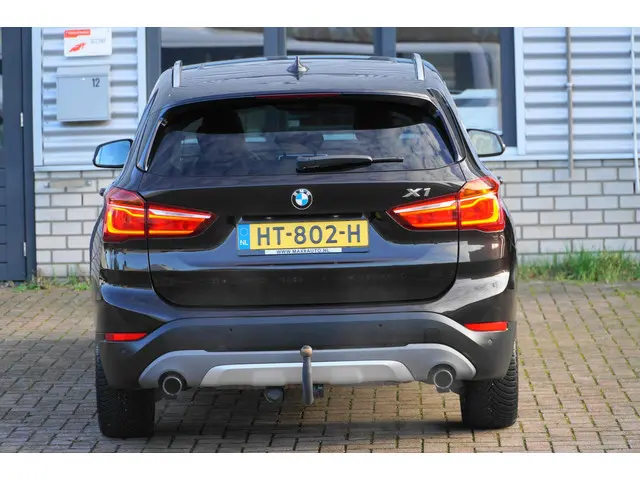 BMW X1 SDrive20i EERSTE EIGENAAR PANO 2016 Benzine 7
