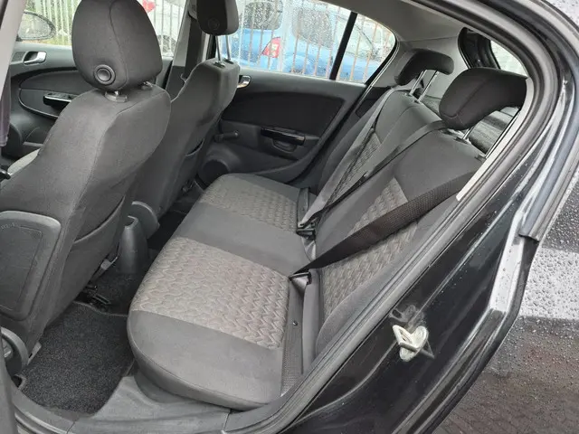 Opel Corsa 1.4-16V Design Edition 2013 Benzine 4