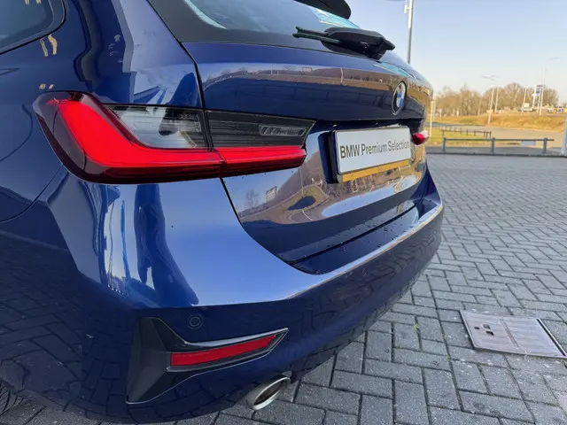 BMW 3 Serie Touring 320i Executive Edition 2020 Benzine 4
