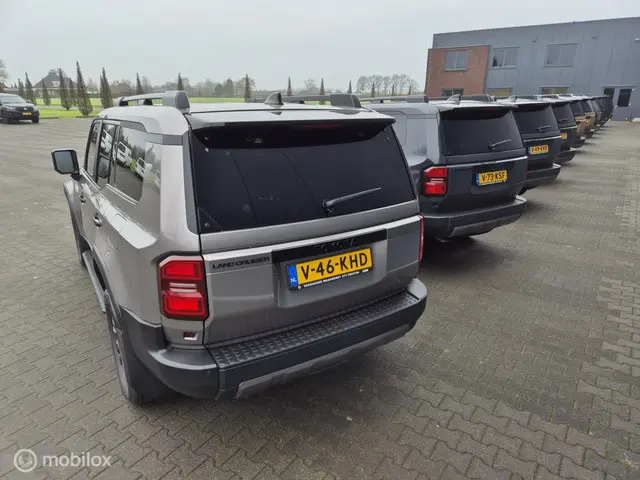 Toyota Land Cruiser 2