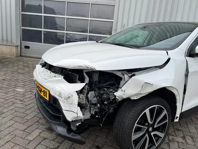 Nissan QASHQAI 1.2 Tekna - Front Schade - BPM 2014 Benzine 26