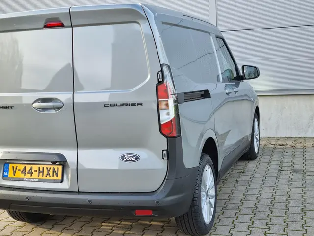 Ford Transit Courier 1.0 EcoBoost Limited 2024 Benzine