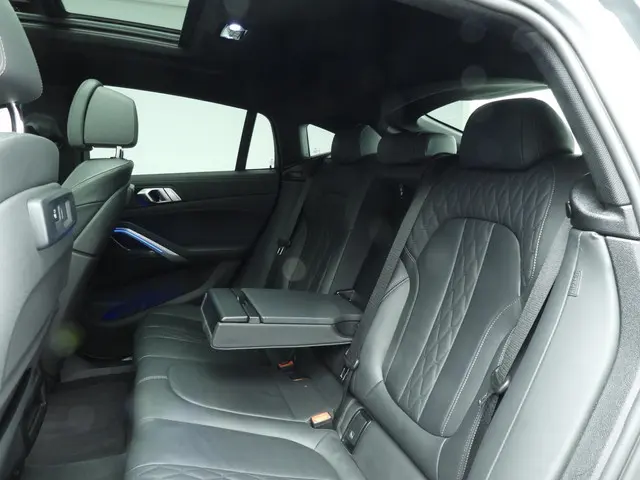 BMW X6 xDrive40i 2022 Benzine 8