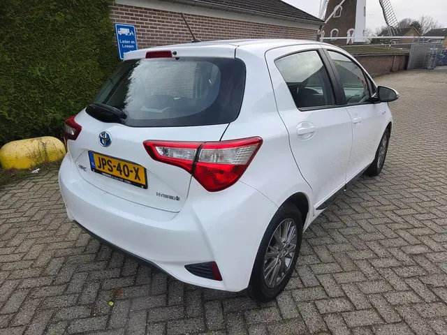 Toyota Yaris 1.5 Hybrid Executive 2017 Hybride Benzine 3