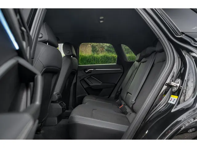 Audi Q3 45 TFSI e S edition 2024 Hybride Benzine 8