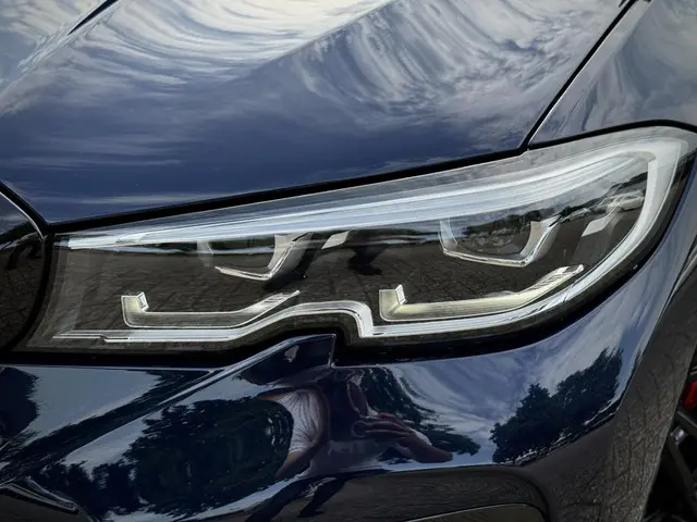 BMW 3 Serie 318i High Executive 2021 Benzine 6