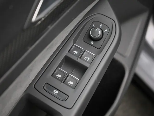 Volkswagen Golf 1.5 eTSI 130pk DSG R-Line 2024 Benzine 14