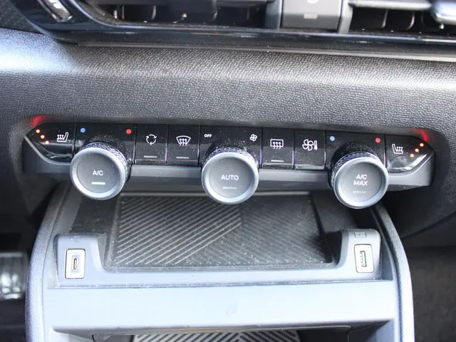 Citroën C4 HYBRID 145 BUSINESS 2025 Hybride Benzine 23
