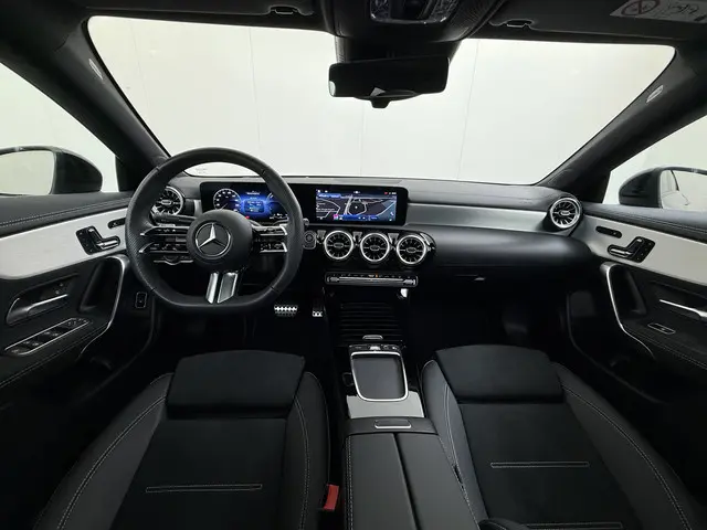Mercedes-Benz CLA 250 e AMG line 2025 Hybride Benzine 19