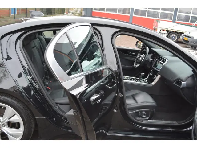 Jaguar XE 2.0 P250 SE 2020 Benzine 24