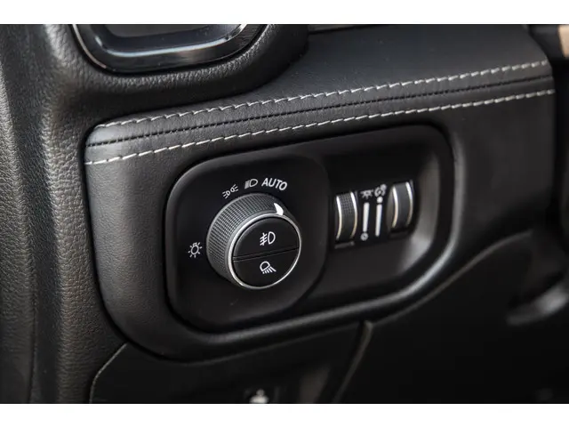 Dodge Ram 1500 5.7 V8 4x4 Crew Cab Limited 2024 Benzine 80