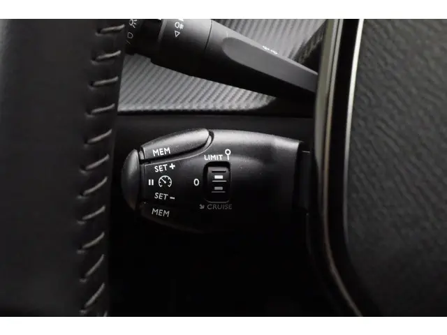 Peugeot 2008 1.2 PureTech Active Pack 2022 Benzine 22