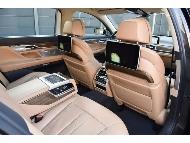 BMW 7 Serie 740Li High Executive 2015 Benzine 35
