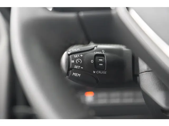 Peugeot 208 PureTech 100 Allure Pack 2023 Benzine 34