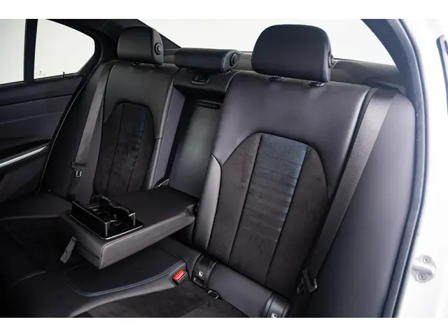 BMW 3 Serie 320i Business Edition 2021 Benzine 19