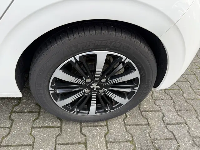 Peugeot 208 1.2 PureTech GT-Line 2016 Benzine 24