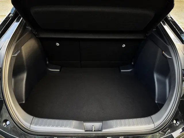 Toyota C-HR 1.8 Hybrid 140 Active 2024 Hybride Benzine 24