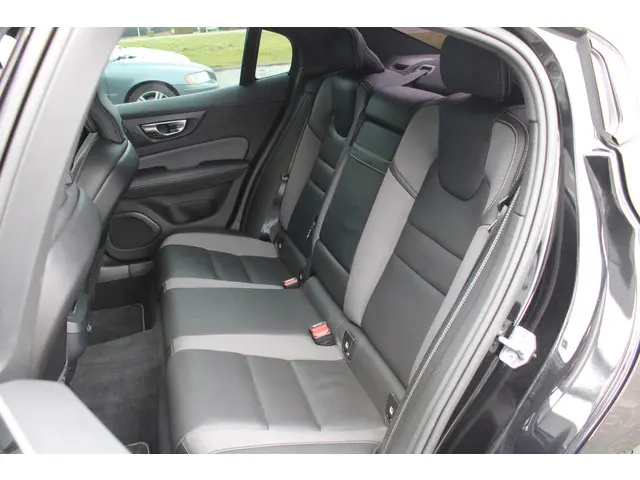 Volvo S60 T4 Automaat R-Design 2019 Benzine 17