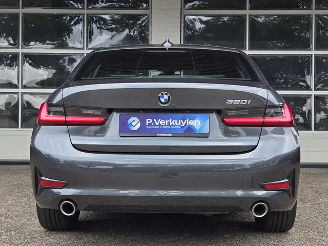 BMW 3 Serie 320i Executive Edition 2019 Benzine 9